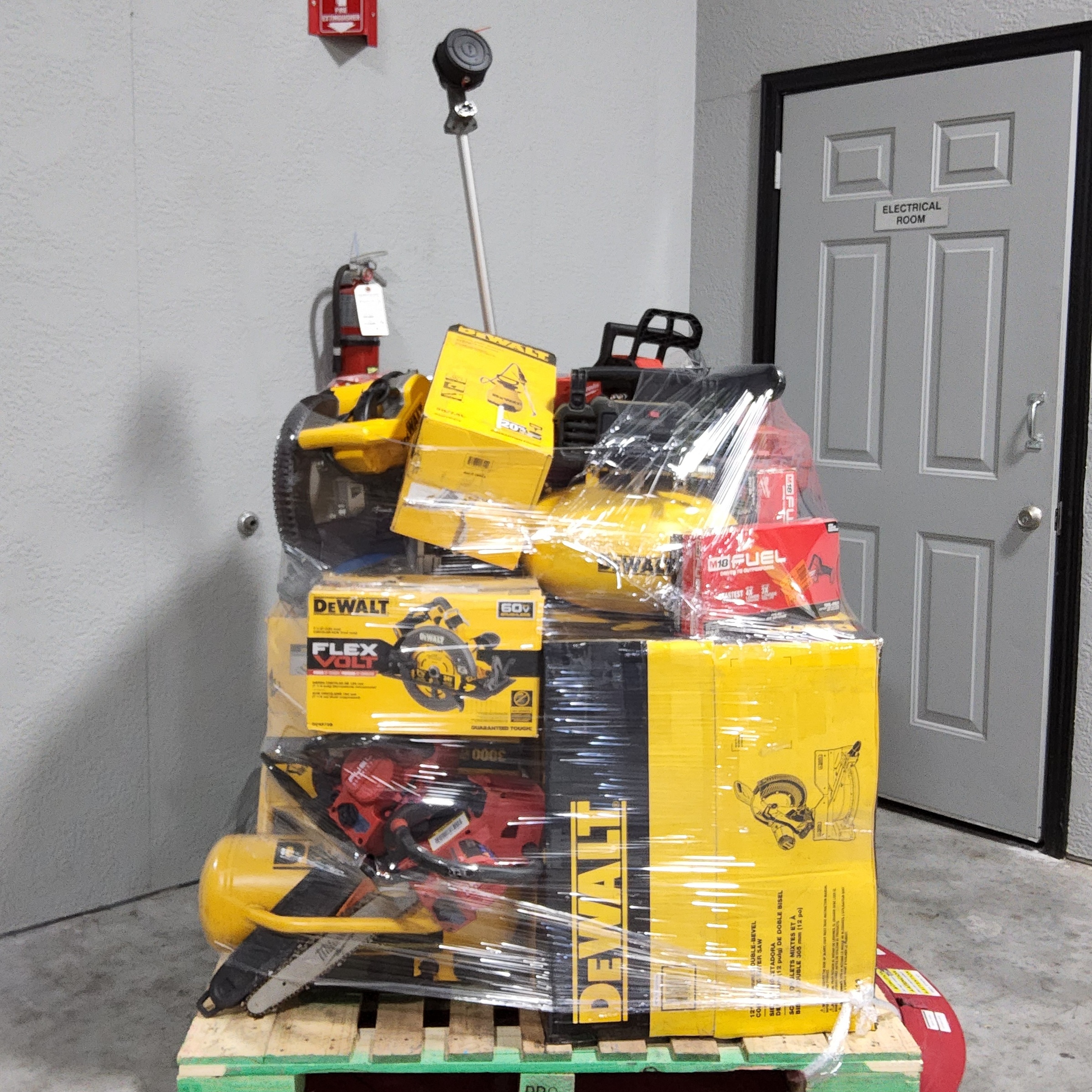 MILWAUKEE & DEWALT PALLET